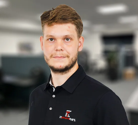 Portræt af en mand i sort poloshirt med logo fra KT Erhvervsbyg A/S