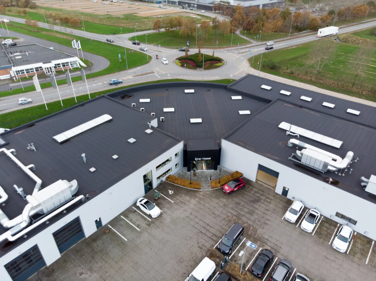 Bilhus og værksted opført af KT Erhvervsbyg A/S