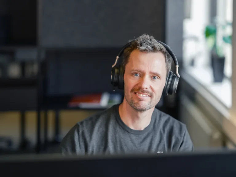 MØD RONNI: FRA HAMMER TIL CO2-BEREGNINGER